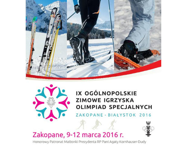 plakat Olimpiady Specjalnej, na którym znajdują się nogi idące po śniegu