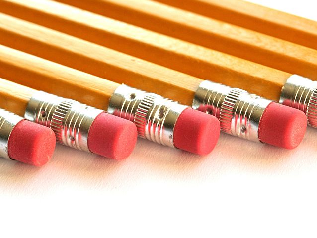 Kilka leżących ołówków z gumkami
