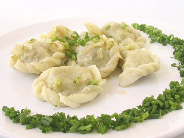 pierogi ze szczypiorkiem na talerzu