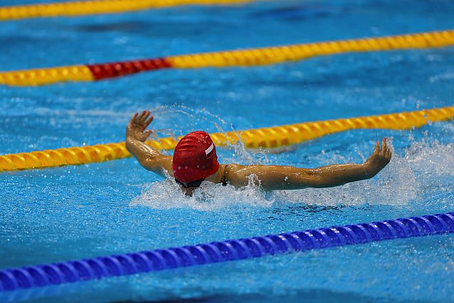 Reprezentantka Polski płynie w basenie stylem motylkowym