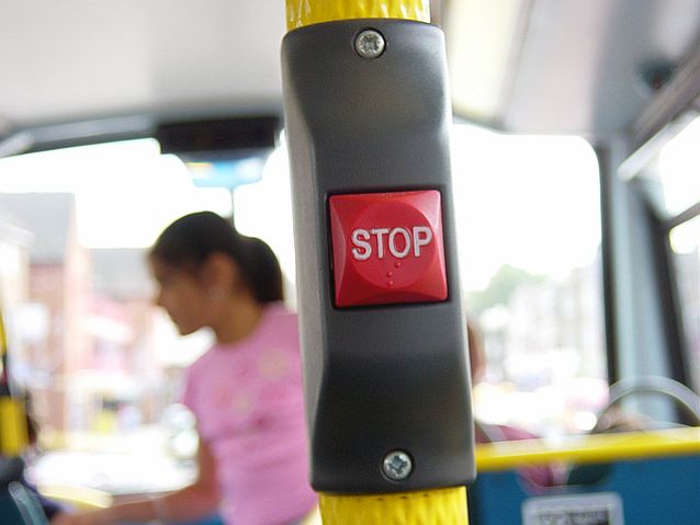 przycisk stop w autobusie