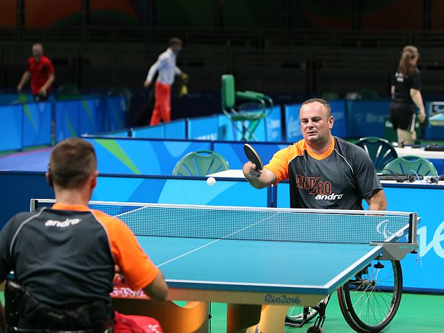 Dwaj tenisiści stołowi na wózkach podczas gry
