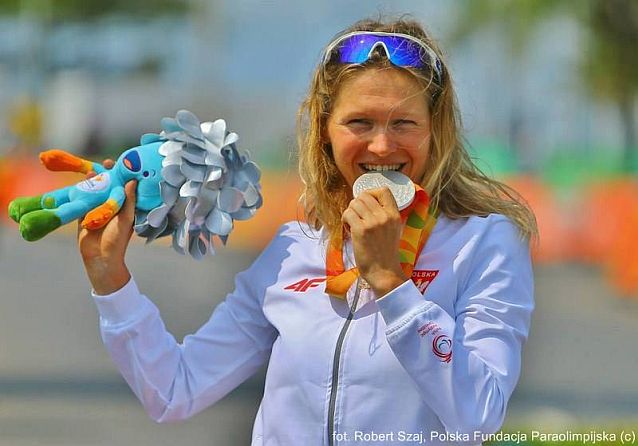 Anna Harkowska gryzie swój srebrny medal