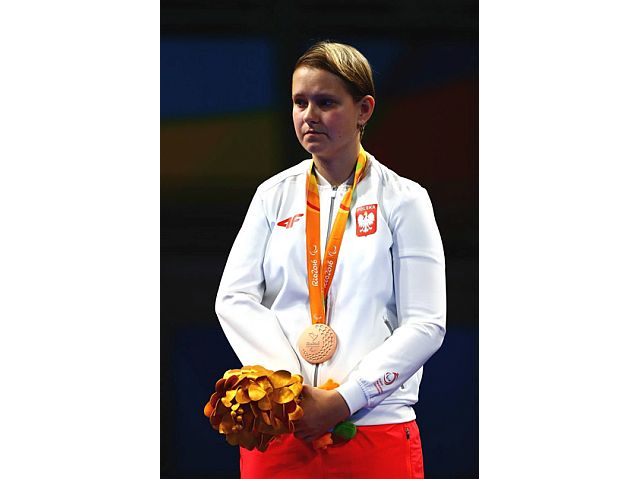 Karolina Pęk stoi z brązowym medalem na szyi
