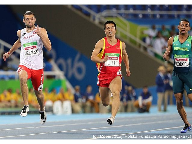 Mateusz Michalski w biegu na 100 metrów. Na torach obok niego Chińczyk i Brazylijczyk