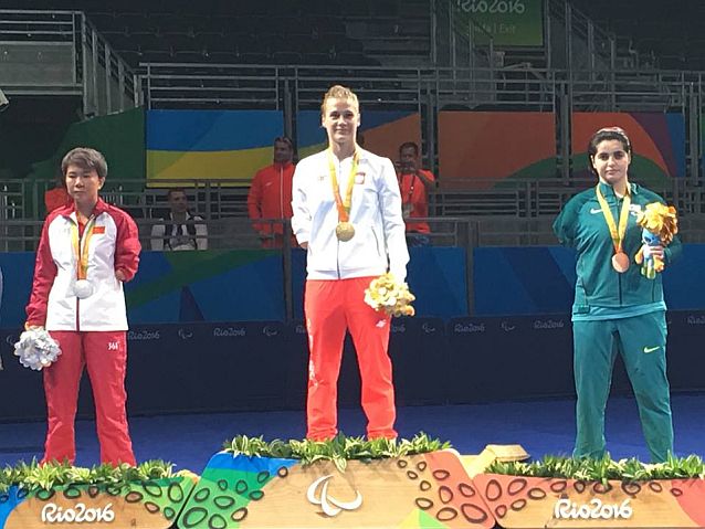 Natalia Partyka ze złotym medalem na podium w Rio. Obok Chinka i Brazylijka
