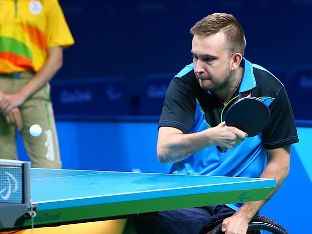 Rafał Czuper gra na wózku w tenisa stołowego