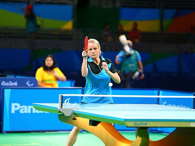 Krystyna Siemieniecka podczas gry w tenisa stołowego