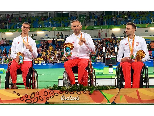 Trzech polskich zawodników na wózkach z brązowymi medalami na szyjach