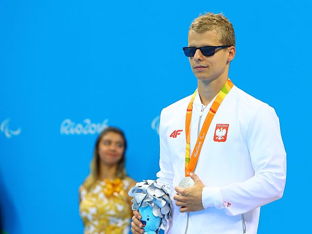 Wojciech Makowski stoi ze srebrnym medalem na szyi