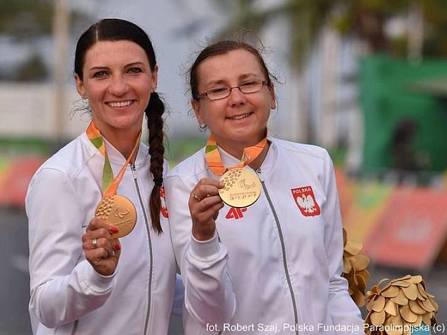 Iwona Podkościelna (z prawej) i Aleksandra Tecław pozują do zdjęcia ze srebrnymi medalami na szyjach