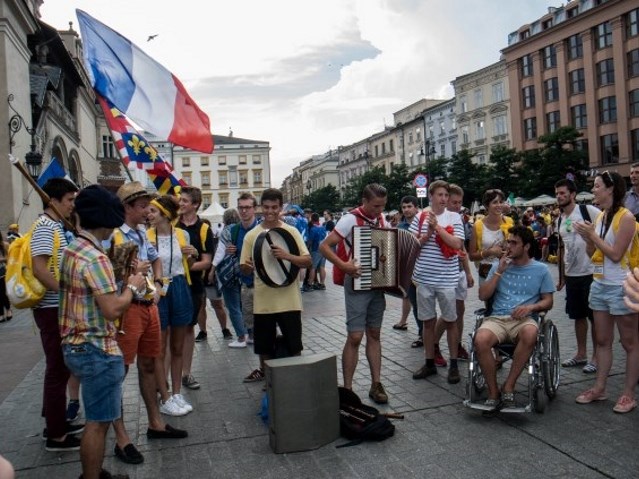 młodzi ludzie grają na kilku różnych instrumentach