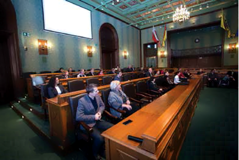 wielka sala, na której znajduje się kilkanaście osób