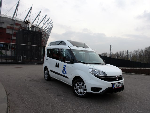 biały Fiat stojący pod Stadionem Narodowym w Warszawie