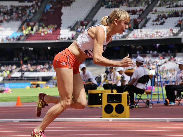 Barbara Niewiedział podczas biegu na bieżni stadionu