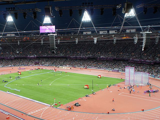 Widok z trybyn stadionu na bieżnię i rzutnie