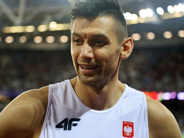 Uśmiechnięty Mateusz Michalski tuż po biegu na stadionie