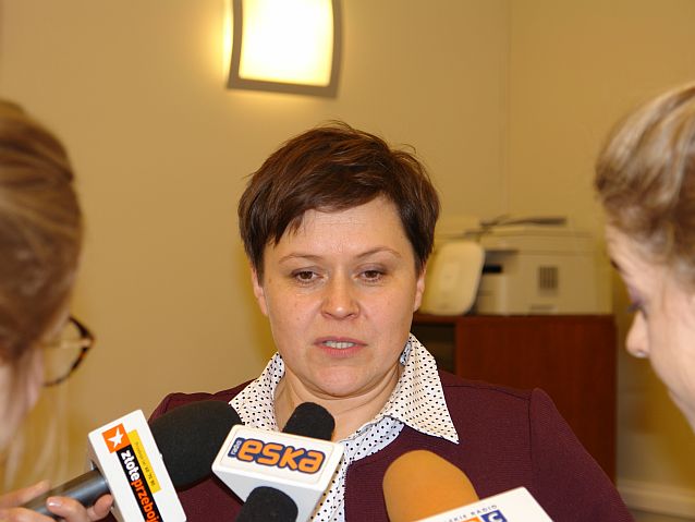 Donata Kończyk przed mikrofonami, udziela wywiadu