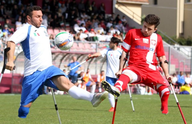 Bartosz Łastowski w starciu o piłkę z Włochem