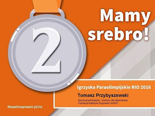 Srebrny medal z napisem: Mamy srebro! Igrzyska Paraolimpijskie Rio 2016. Tomasz Przybyszewski