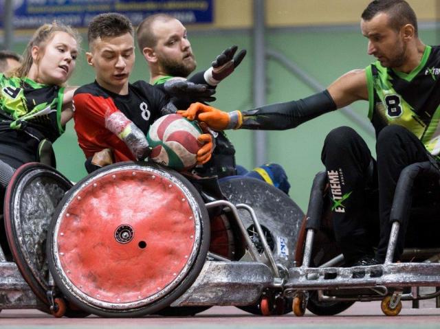 kilku zawodników gra w rugby