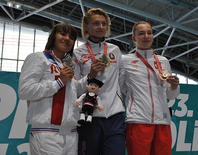 Trzy kobiety stoją z medalami na podium. Od lewej: Białorusinka, Rosjanka i Polka