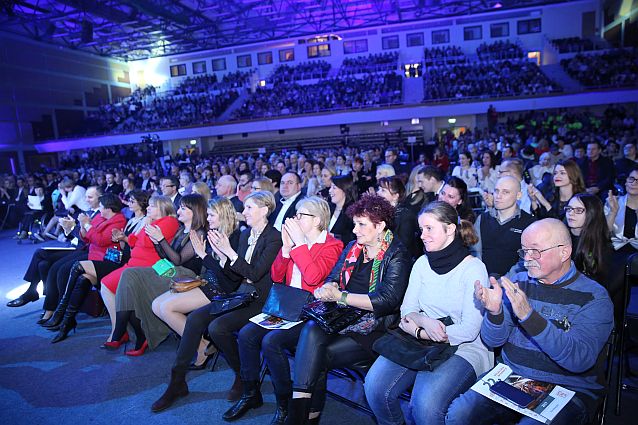 Pełna sala widzów podczas gali. Widzowie klaszczą