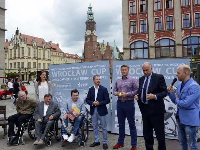 przedstawiciele Miasta Wrocławia wraz z organizatorami imprezy