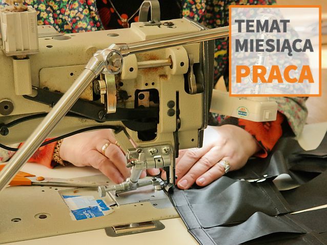 Kobieta szyje na maszynie w zakładzie pracy. Na zdjęciu napis: Temat miesiąca Praca