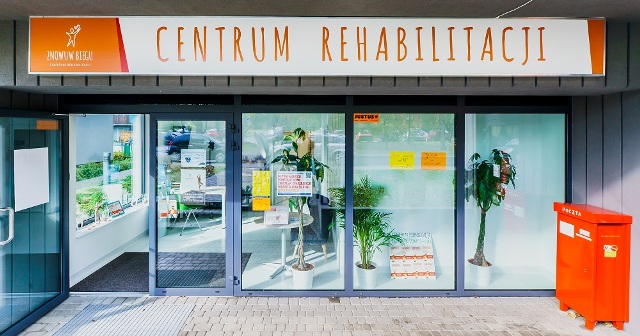 wejście do Centrum Rehabilitacji Poland Business Run Znowu w Biegu.