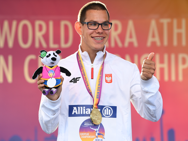 Krzysztof Ciusza ze złotym medalem na podium