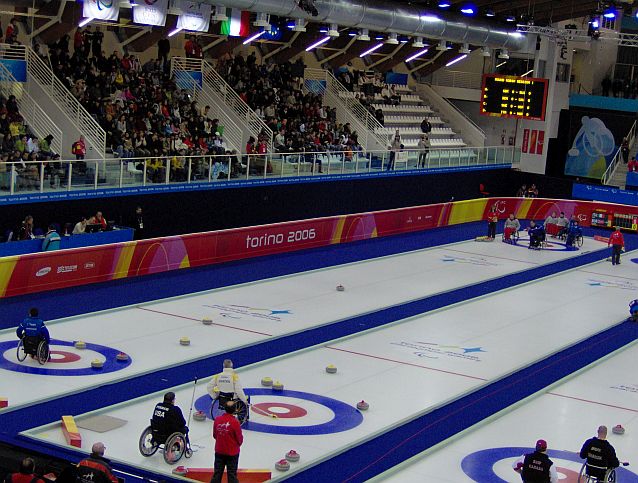 Zawodnicy na wózkach grają w curling podczas Igrzysk Paraolimpijskich w Turynie w 2006 r.