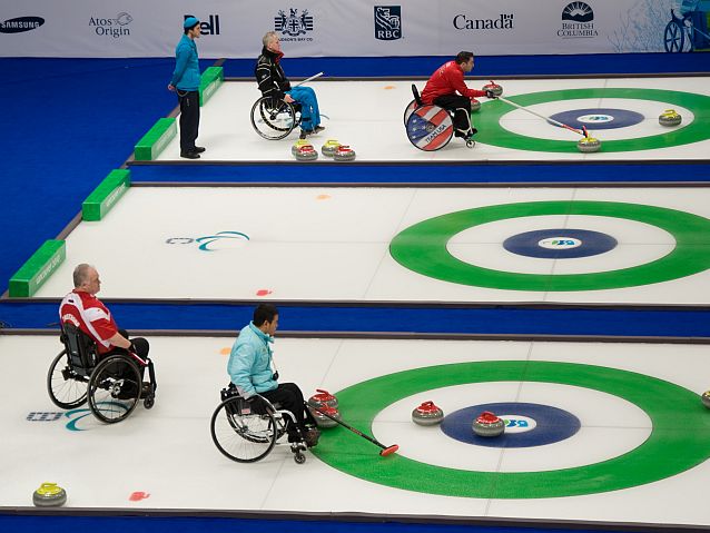 Trzy tory do curlingu, na dwóch z nich grają zawodnicy na wózkach
