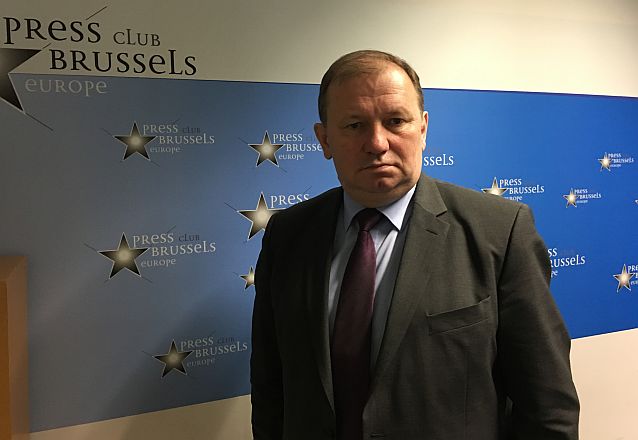 Dainius Puras na tle ściany z napisami: Press Club Brussels Europe