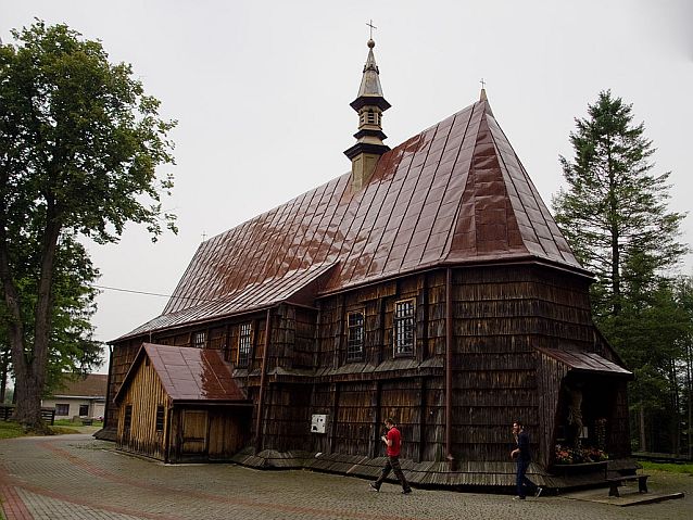 Drewniany zabytkowy niewielki kościół