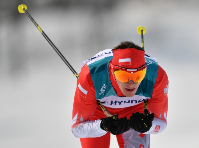 Łukasz Kubica jedzie na nartach