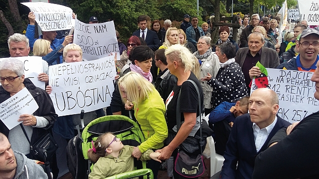 Piotr Pawłowski wśród manifestujących pod sejmem