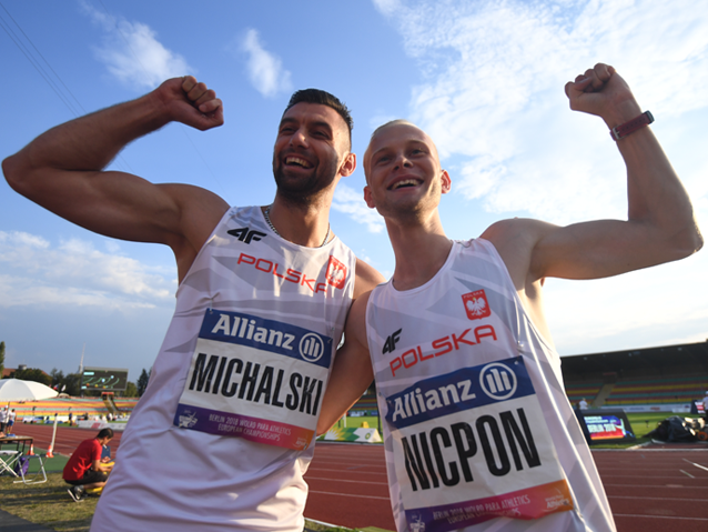 Od lewej: Mateusz Michalski i Jakub Nicpoń cieszący się z medali
