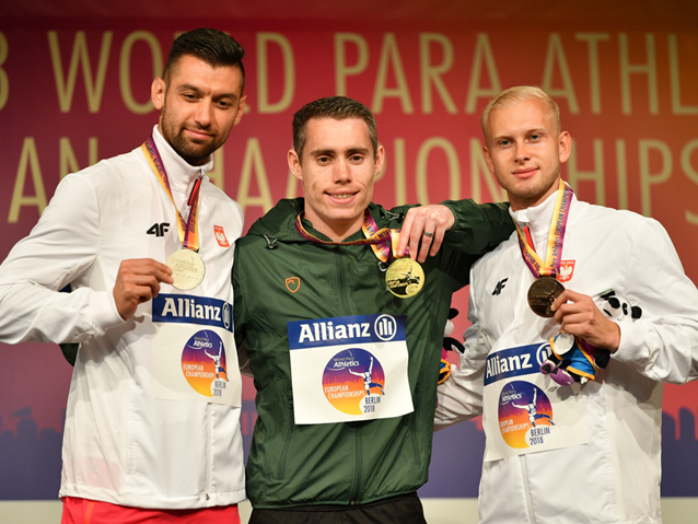 Od lewej: Mateusz Michalski ze srebrem, złoty medalista i Jakub Nicpoń z brązem