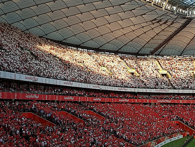 Trybuna Stadionu Narodowego w Warszawie, wypełniona kibicami w biało-czerwonych barwach