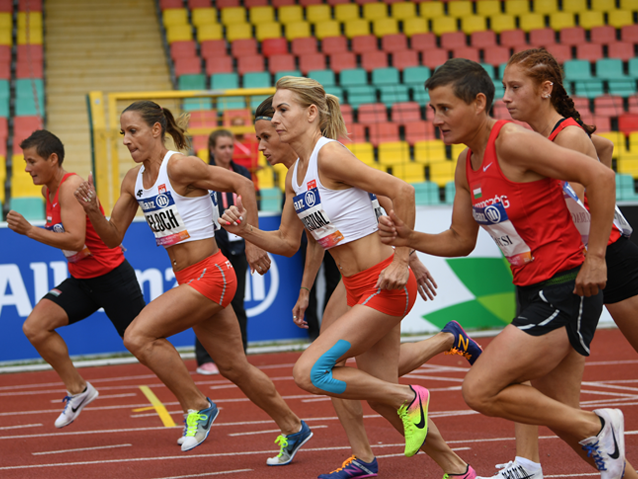 Kilka biegnących kobiet, wśród nich dwie Polki: Arleta Meloch i Barbara Niewiedział