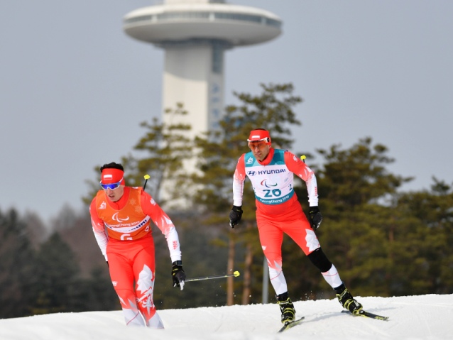 Piotr Garbowski i Jakub Twardowski jadą na nartach na trasie