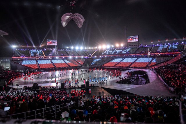 Na trybunach stadionu wyświetlono flagę Polski, a na płycie stadionu wchodzi reprezentacja Polski