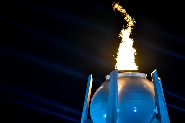 Płonący ogień w zniczu olimpijskim