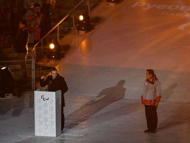 Przemowa Andrewa Parsonsa, obok niego stoi Lee Hee-Beom, przewodniczący Komitetu Organizacyjnego Igrzysk Olimpijskich i Paraolimpijskich w Pjongczangu