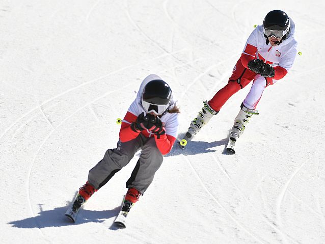 Zjazd narciarski. Maciej Krężel jedzie za swoją przewodniczką Anną Ogarzyńską