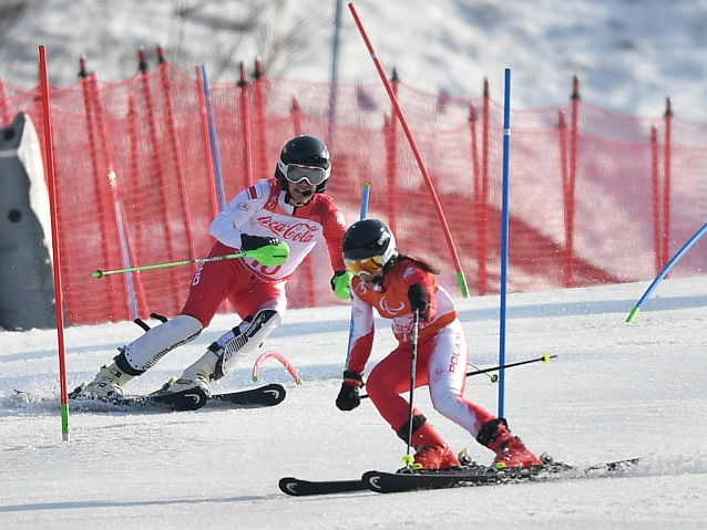 Maciej Krężel jedzie po stoku za Anną Ogarzyńską podczas dynamicznego slalomu
