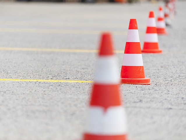 Ustawione na parkingu biało-czerwone słupki