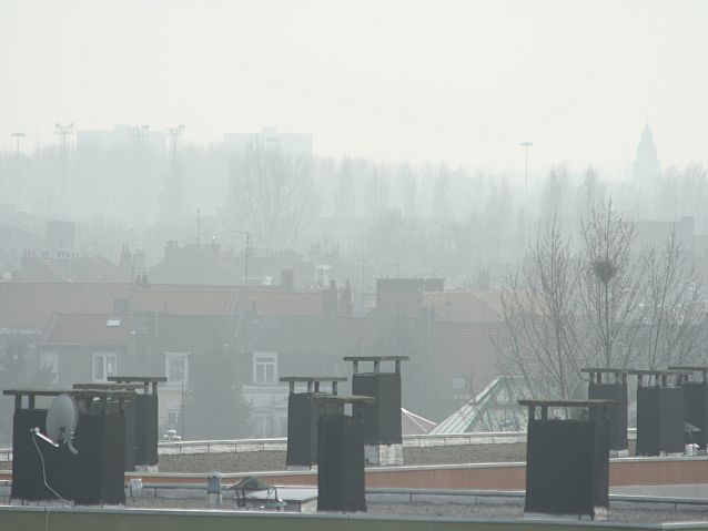 Brudne, nieprzejrzyste powietrze unoszące się nad dachami