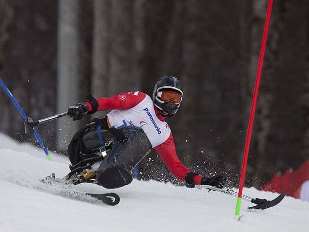 Igor Sikorski w skręcie na monoski podczas przejazdu na igrzyskach w Soczi